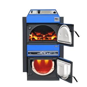 Blaue schwarze Holz- und Kohleofen mit offenen Türen für den Kohlekessel Atmos KC45S