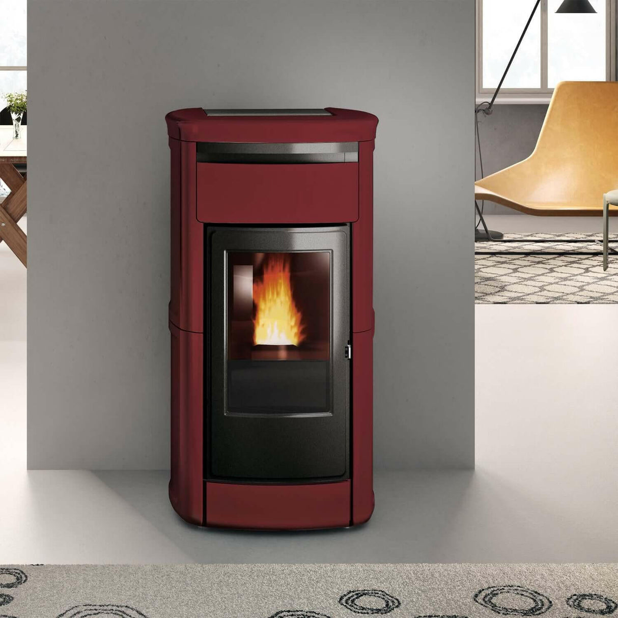 Wasserführende Pelletofen Edilkamin Kira2 H 18 Up mit Keramikverkleidung.